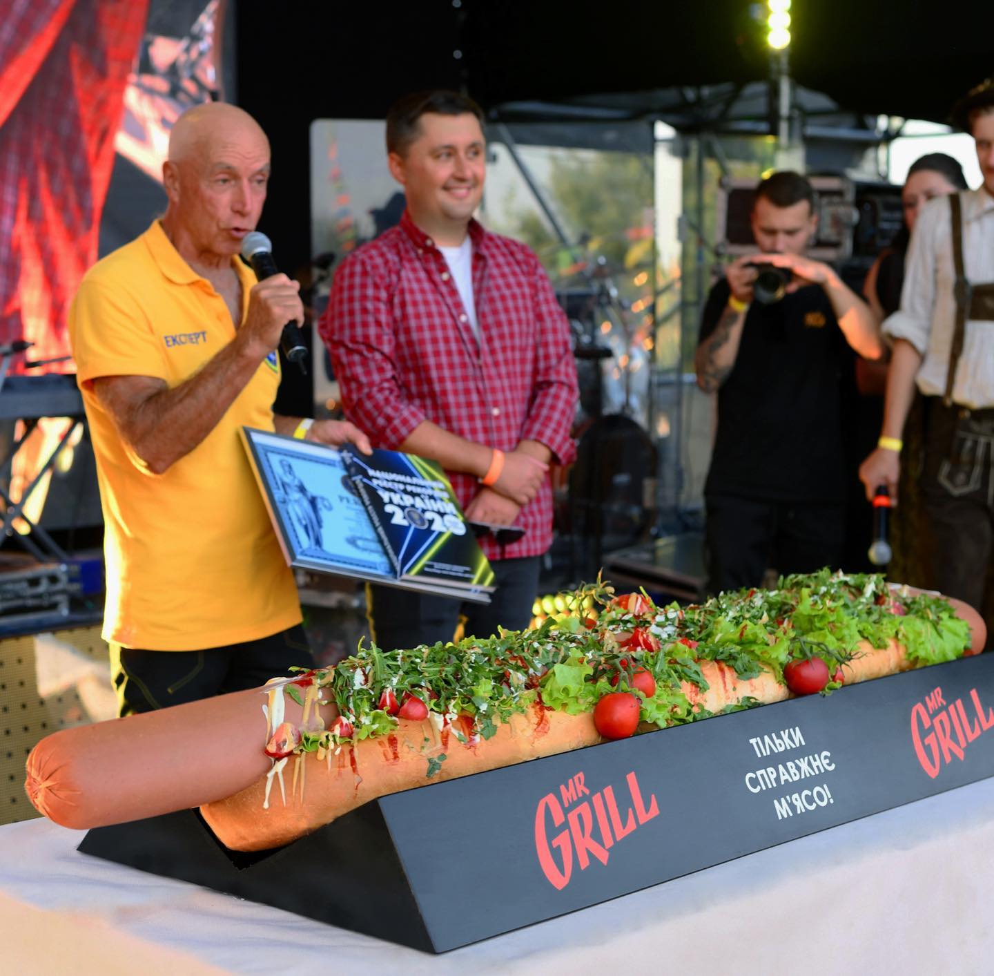 Mr.Grill створив найбільший в Україні хот-дог!